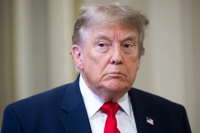 Ông Trump: Con tôi mua cái xe tải cũng bị cáo buộc nắm tin nội bộ