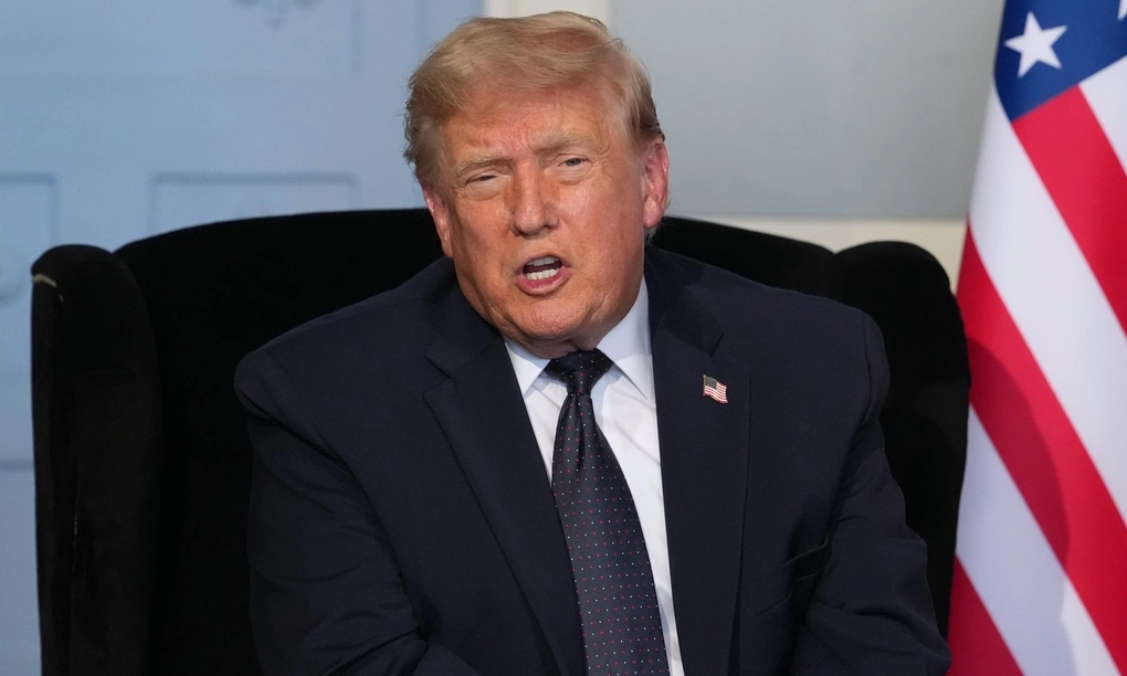 Tổng thống Mỹ Donald Trump trong cuộc gặp với Tổng thống Pháp Emmanuel Macron bên lề hội nghị thượng đỉnh G7 tại Evian-les-Bains, Pháp, ngày 15/6. Ảnh: AP
