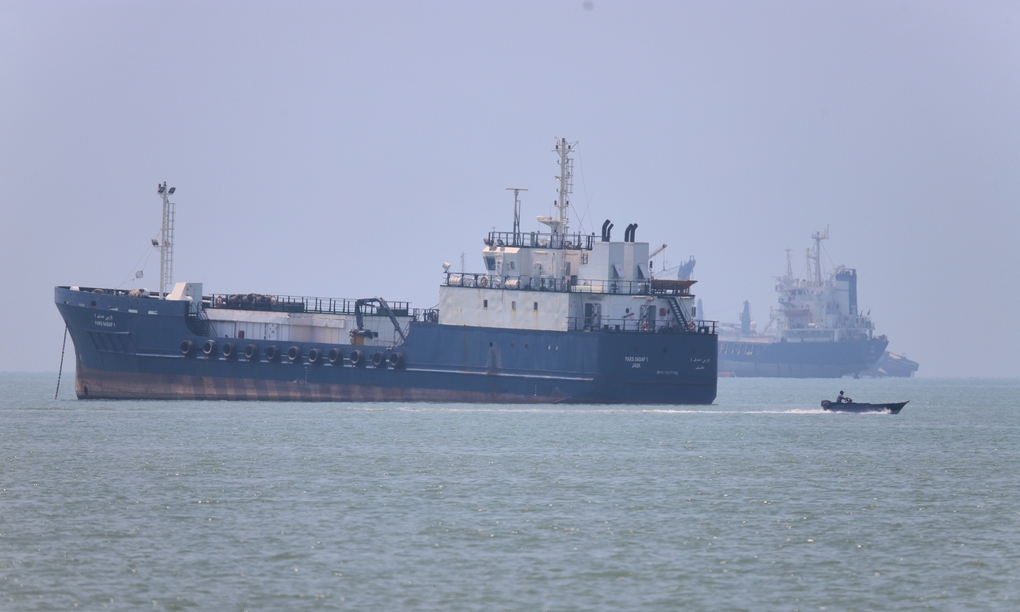Tàu thuyền đang neo đậu trên eo biển Hormuz ngoài khơi thành phố Bandar Abbas, Iran, ngày 17/6. Ảnh: AP