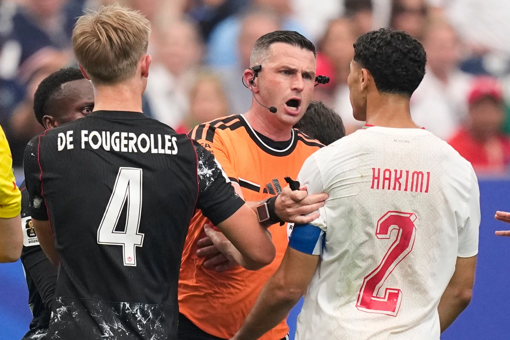 Vì sao trọng tài Anh không được bắt các trận có Argentina ở World Cup?