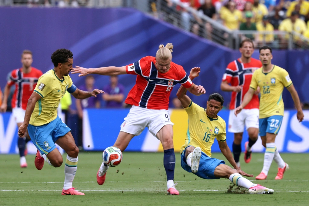 Tiền đạo Na Uy Erling Haaland (9) tranh chấp với cầu thủ Brazil Douglas Santos (16) trong trận Na Uy thắng Brazil 2-1 ở vòng 1/8 World Cup 2026 trên sân New York New Jersey ở Mỹ ngày 5/7/2026. Ảnh: AP