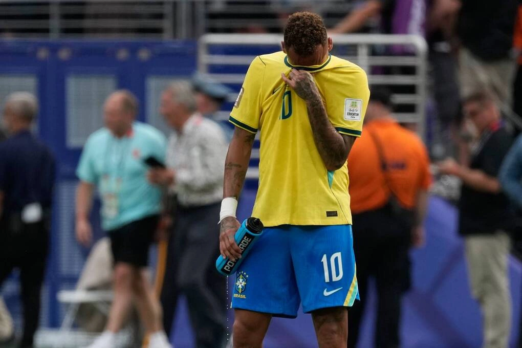 Neymar lau nước mắt sau trận Na Uy 2-1 Brazil, ở vòng 1/8 World Cup 2026, trên sân MetLife, East Rutherford, Mỹ tối 5/7. Ảnh: AP