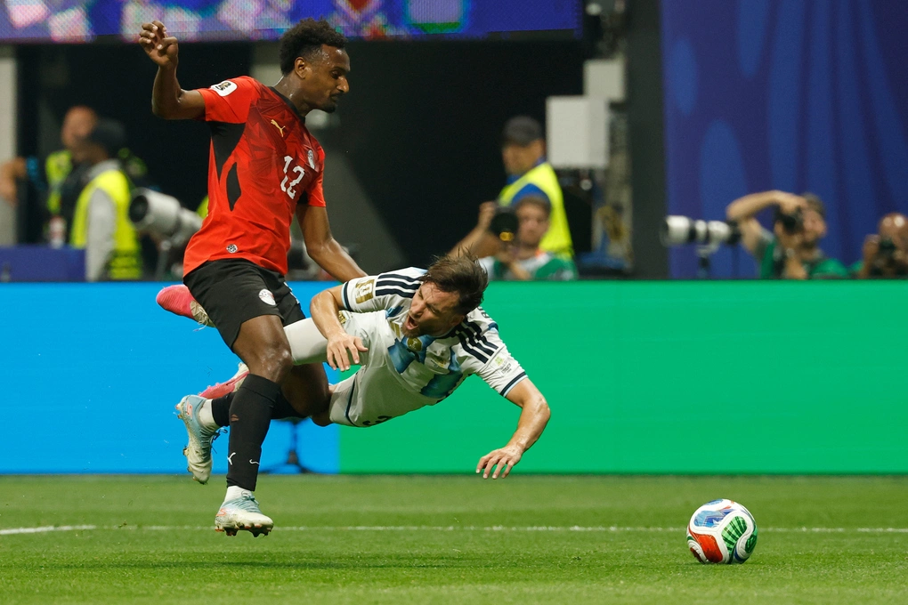 Haissem Hassan (12) phạm lỗi với Nicolas Tagliafico (3) trong trận Argentina thắng Ai Cập 3-2 ở vòng 1/8 World Cup trên sân Atlanta, ngày 7/7/2026. Ảnh: AP