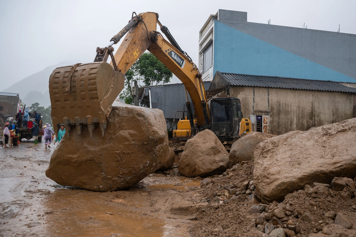 Hàng nghìn khối đá đủ kích cỡ, nhiều lên đến hàng trăm tấn phá tan quốc lộ 32 rồi tạo thành dòng suối chảy ngay giữa mặt đường.