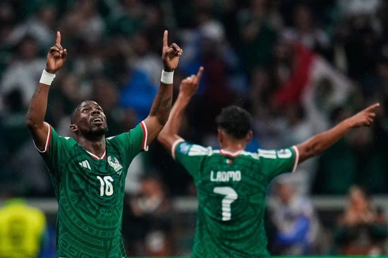 Trận thắng tại World Cup của Mexico khiến mặt đất rung chuyển