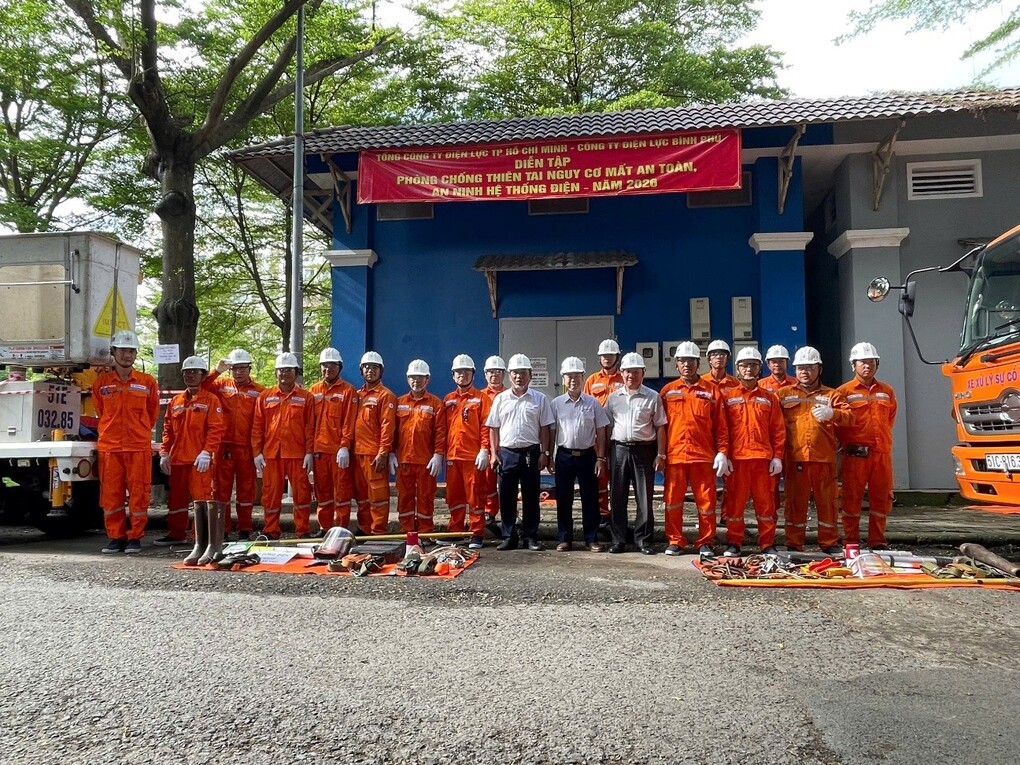 Công nhân Công ty Điện lực Bình Phú tập trung vị trí diễn tập ngập nước trạm biến áp Tiến Hùng 3. Ảnh: EVNHCMC