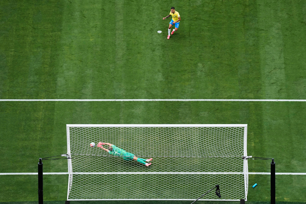 Bruno Guimaraes (8) sút hỏng phạt đền khi thủ môn Orjan Nyland cản phá trong trận Brazil thua Na Uy 1-2 ở vòng 1/8 World Cup 2026 trên sân New York/New Jersey, East Rutherford, bang New Jersey, Mỹ ngày 5/7/2026. Ảnh: AP