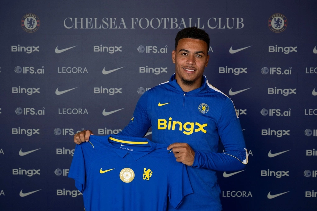 Rogers ra mắt trong màu áo Chelsea tại trung tâm huấn luyện Cobham, London ngày 21/7. Ảnh: Chelsea FC