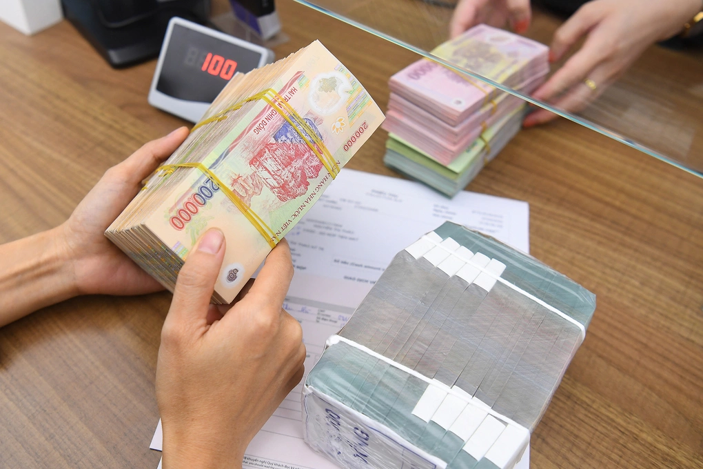 Giao dịch tiền mặt tại một phòng giao dịch ngân hàng. Ảnh: Giang Huy