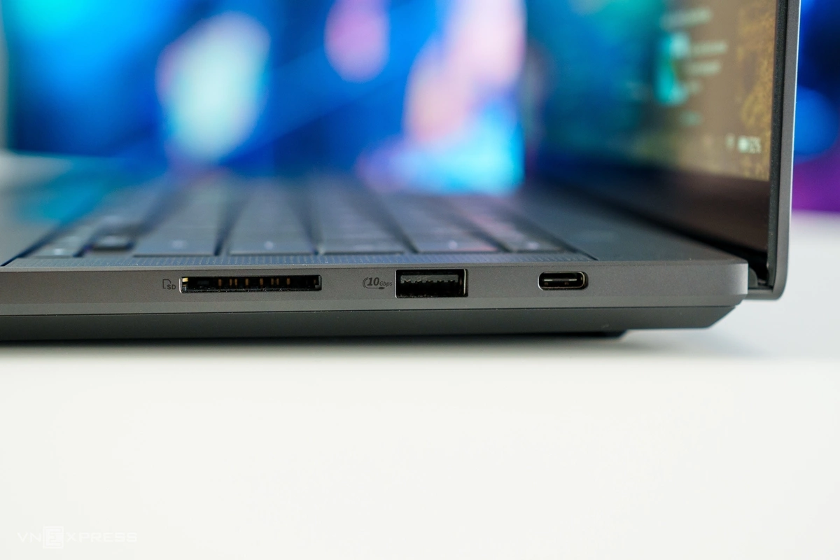 Máy trang bị đầy đủ cổng kết nối như HDMI, USB-A, USB-C dùng chuẩn Thunderbolt 4 cho phép truyền dữ liệu tốc độ cao và cả sạc. Điểm mới là máy có thêm khe cắm thẻ nhớ SD kích thước tiêu chuẩn thay vì microSD như năm trước. Dù không hỗ trợ chuẩn cao cấp SD-Express, khe cắm này vẫn cho tốc độ truyền dữ liệu nhanh, hơn 300 MB/giây, phù hợp cho người làm nội dung, cần sao chép dữ liệu nhanh từ máy ảnh, máy quay. Máy cũng dùng Wi-Fi 7 và Bluetooth 6.0 mới nhất.