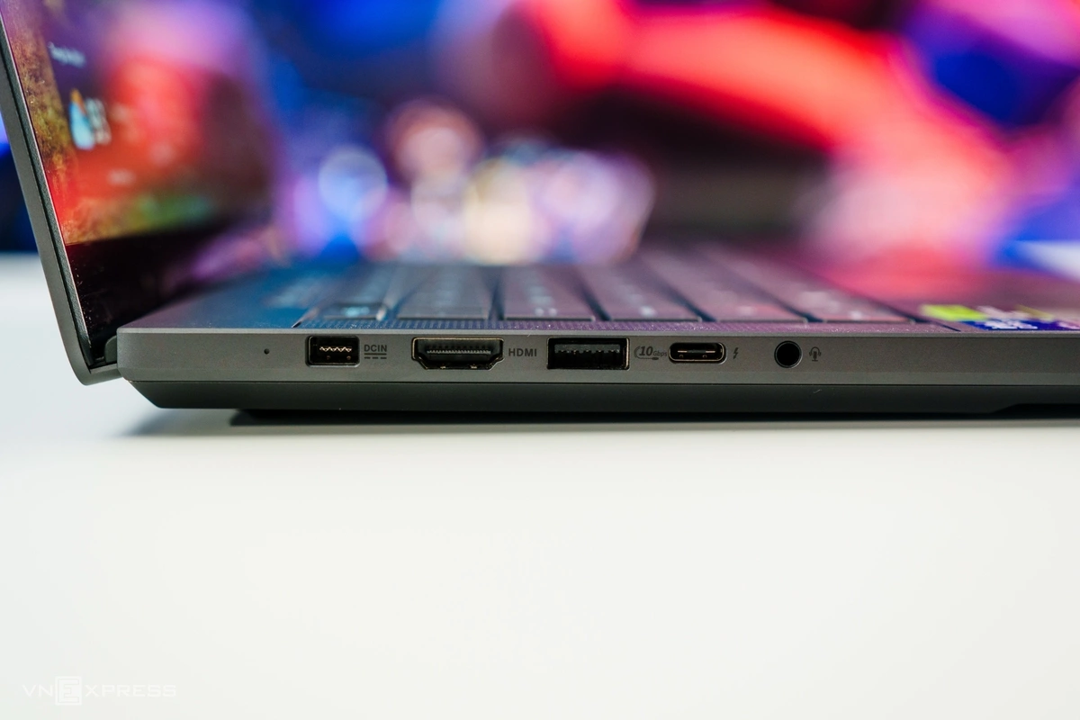Máy trang bị đầy đủ cổng kết nối như HDMI, USB-A, USB-C dùng chuẩn Thunderbolt 4 cho phép truyền dữ liệu tốc độ cao và cả sạc. Điểm mới là máy có thêm khe cắm thẻ nhớ SD kích thước tiêu chuẩn thay vì microSD như năm trước. Dù không hỗ trợ chuẩn cao cấp SD-Express, khe cắm này vẫn cho tốc độ truyền dữ liệu nhanh, hơn 300 MB/giây, phù hợp cho người làm nội dung, cần sao chép dữ liệu nhanh từ máy ảnh, máy quay. Máy cũng dùng Wi-Fi 7 và Bluetooth 6.0 mới nhất.