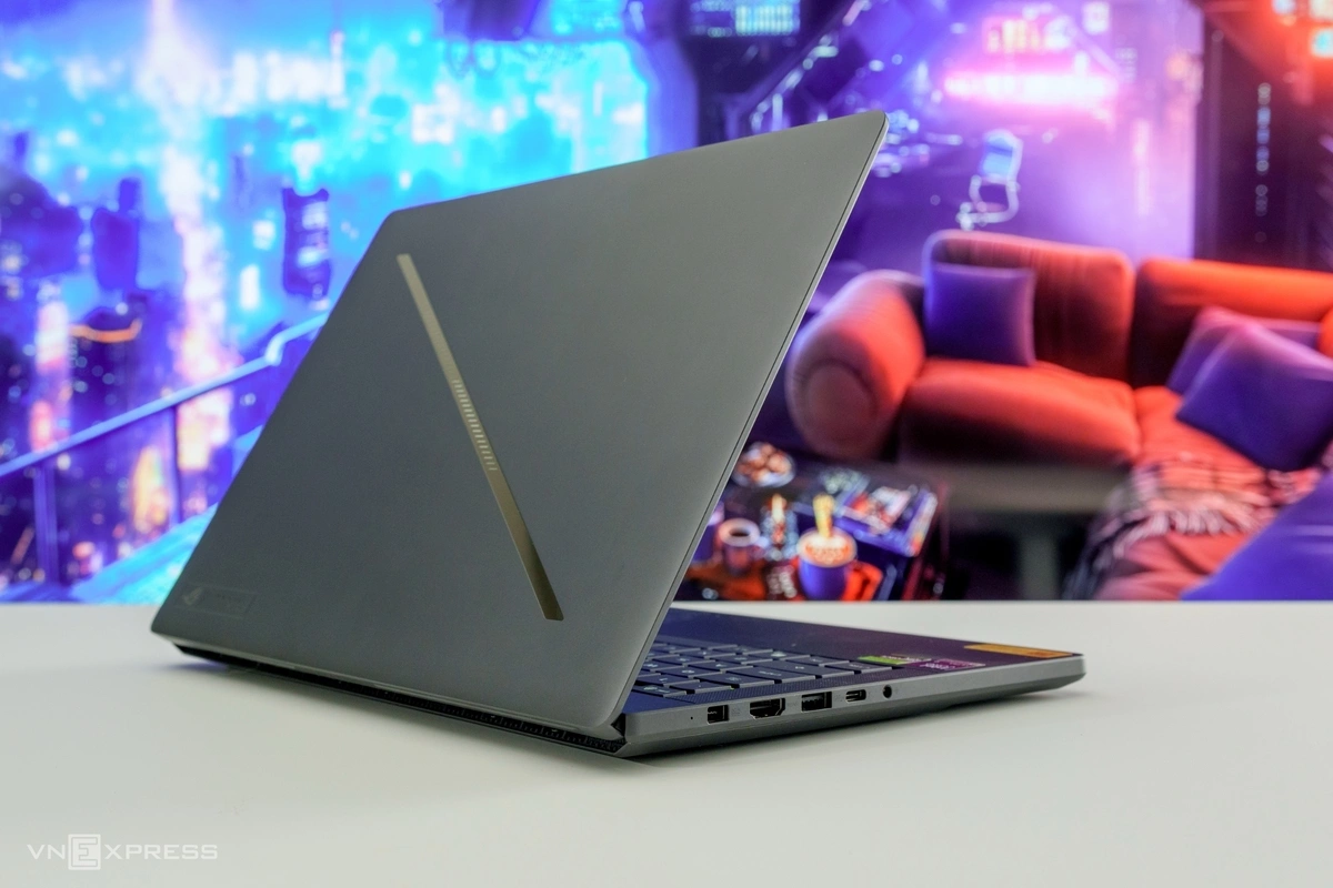 Thiết kế bên ngoài của ROG Zephyrus G14 2026 ít thay đổi so với thế hệ trước, điểm nhấn lớn nhất là cân nặng 1,57 kg, mỏng 15,9 mm, thông số hiếm có trên một laptop dùng card đồ họa RTX 50 series. Độ hoàn thiện cũng là ưu điểm nổi trội với khung được cắt CNC, chất liệu hợp kim nhôm-magie siêu nhẹ. Thiết kế bản lề Easylift độc quyền của Asus cho phép đóng mở ở nhiều góc và có thể dùng một tay để thao tác mở máy. Phía trên nắp máy còn có dải đèn LED RGB có thể điều chỉnh qua ứng dụng giúp cá nhân hóa cũng như thể hiện chất gaming của sản phẩm.