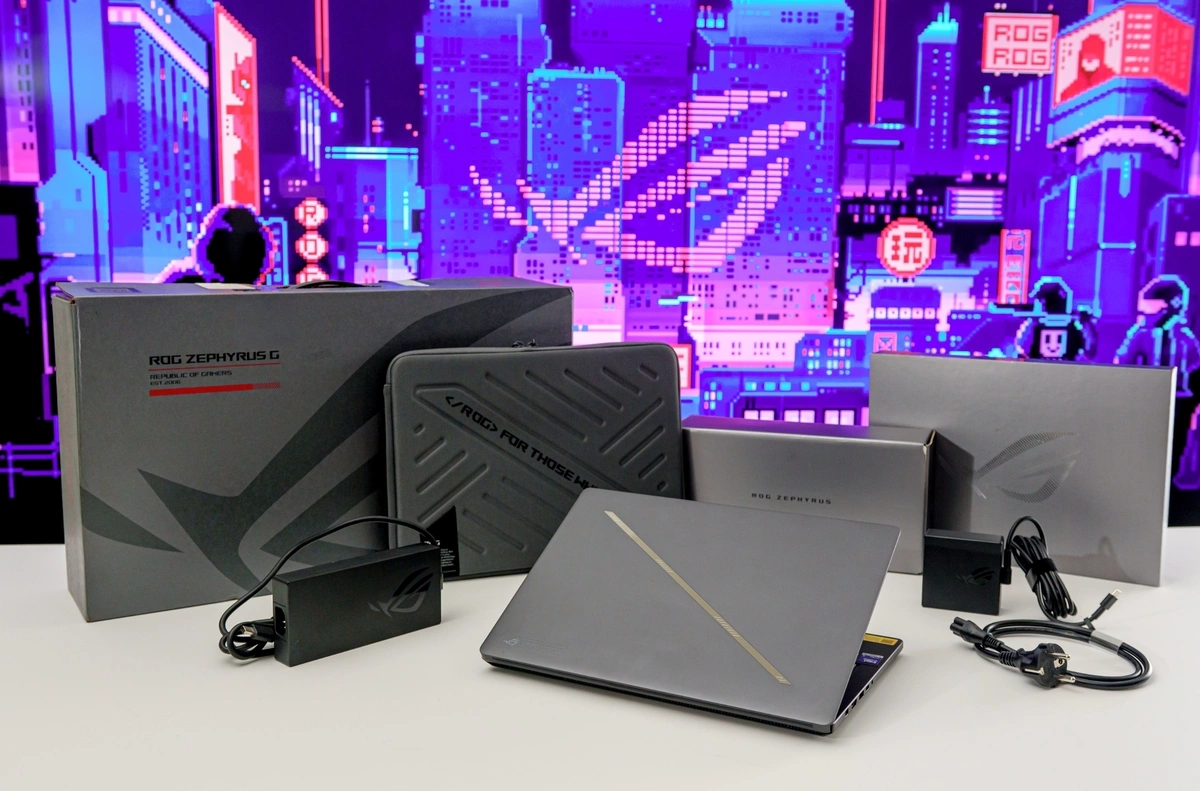 Laptop giá trên trăm triệu đồng của Asus đi kèm nhiều phụ kiện với hộp có logo ROG đặc trưng. Ngoài bao đựng phá cách, máy có hai củ sạc với loại lớn cho nhu cầu chơi game hoặc loại nhỏ để dễ dàng đem theo hàng ngày với công suất nhỏ hơn. Cuộc khủng hoảng chip nhớ khiến giá ROG Zephyrus G14 bản 2026 cao hơn 20% so với thế hệ cũ nhưng đây là diễn biến chung của thị trường khi các model có RAM, bộ nhớ càng lớn, mức tăng càng cao.