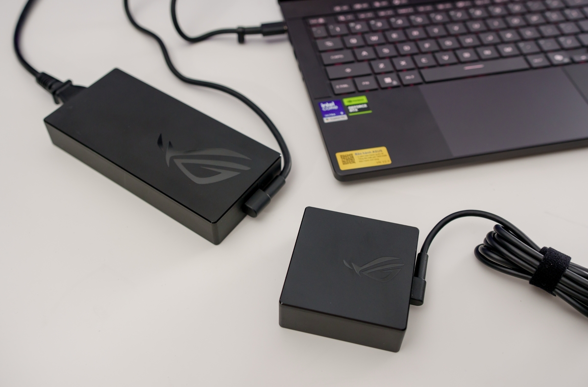 Bộ nguồn lớn công suất tới 250 W đi kèm máy, sử dụng khi người dùng cần chơi game hoặc xử lý tác vụ đồ họa nặng. Ở những bài kiểm tra tải nặng nhất, máy sẽ tiêu thụ tối đa khoảng 230 W, ổn định ở mức 170-180 W. Dung lượng pin của máy không thay đổi so với phiên bản cũ ở mức 73 Wh. Tuy nhiên, việc chuyển sang dùng chip Intel giúp máy có thời lượng pin lâu hơn. Theo thử nghiệm của Notebookcheck, độ sáng màn hình ở mức 150 nit, mẫu mới có thể xem video liên tục qua wifi trong 14,5 tiếng, nhiều hơn 4 tiếng so với bản cũ.