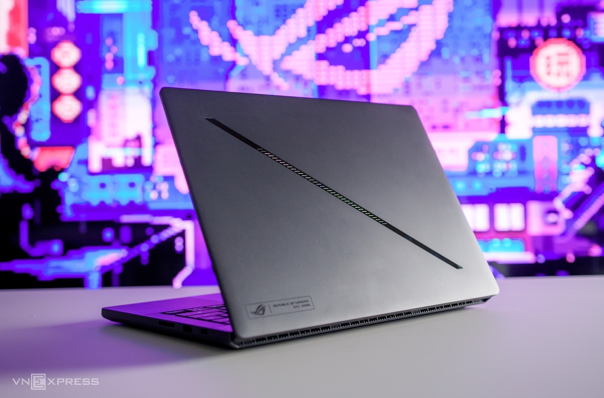 Thiết kế bên ngoài của ROG Zephyrus G14 2026 ít thay đổi so với thế hệ trước, điểm nhấn lớn nhất là cân nặng 1,57 kg, mỏng 15,9 mm, thông số hiếm có trên một laptop dùng card đồ họa RTX 50 series. Độ hoàn thiện cũng là ưu điểm nổi trội với khung được cắt CNC, chất liệu hợp kim nhôm-magie siêu nhẹ. Thiết kế bản lề Easylift độc quyền của Asus cho phép đóng mở ở nhiều góc và có thể dùng một tay để thao tác mở máy. Phía trên nắp máy còn có dải đèn LED RGB có thể điều chỉnh qua ứng dụng giúp cá nhân hóa cũng như thể hiện chất gaming của sản phẩm.