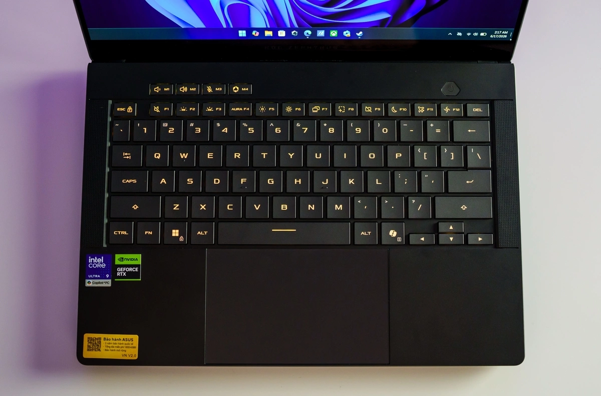Là mẫu laptop chơi game nhưng chất lượng bàn phím của ROG Zephyrus G14 2026 rất ấn tượng với hành trình phím 1,7 mm. Cảm giác gõ thoải mái, nhạy, độ nảy tốt và âm thanh gõ phím đanh, dứt khoát. Khi gõ nhanh máy cũng không bị tình trạng dính phím nhưng các phím điều hướng kích thước hơi nhỏ, khó thao tác. Bàn phím của ROG Zephyrus G14 vẫn có đèn nền với hiệu ứng RGB có thể điều chỉnh trong phần mềm, tương thích với bên mặt ngoài. Trackpad của máy cũng là điểm cộng với thao tác nhấp chuột không cần tốn nhiều lực, bàn hạn chế bám vân tay nên duy trì trải nghiệm mượt ngay cả khi tay có mồ hôi nhẹ.