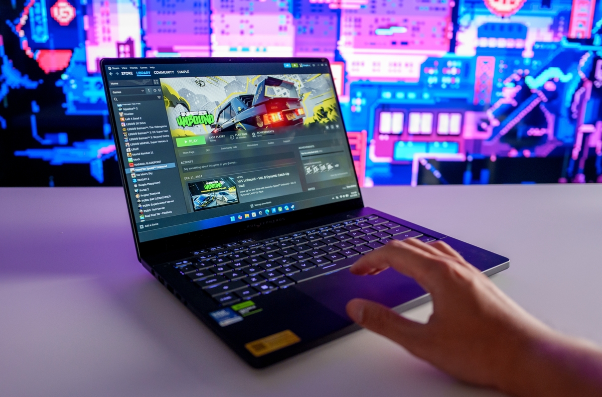 ROG Zephyrus G14 phiên bản 2026 chuyển từ CPU AMD Ryzen sang dòng Panther Lake mới của Intel. Thay đổi này giúp cải thiện hiệu năng đơn nhân CPU, yếu tố quan trọng để tăng hiệu quả sử dụng năng lượng, tiết kiệm pin hơn. Bản GU405A dùng Core Ultra 9 386H với 16 nhân và GPU RTX 5080 có TGP tối đa 130 W thay vì mức 120 W của năm ngoái giúp đây là một trong số ít laptop 14 inch mạnh nhất thị trường. Với CPU, ngay cả khi chơi game cũng chỉ tiêu thụ điện năng khoảng 20-25 W. Với các game nặng AAA như Cyberpunk 2077, mức thiết lập đồ họa cao, độ phân giải 3K, máy vẫn duy trì tốc độ khung hình khá mượt, gần 100 fps (không bật chế độ Tạo khung hình Frame Gen).