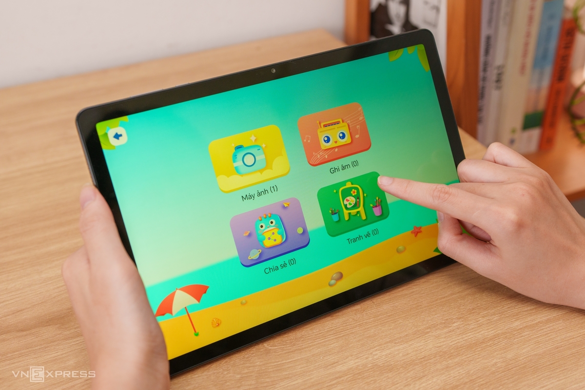 Điểm đặc biệt của Pad X8b là chế độ dành riêng cho trẻ em Honor Kids cài đặt sẵn. Tại đây, phụ huynh có thể đặt mật khẩu truy cập, giới hạn thời gian sử dụng với từng phần mềm cũng như ngăn trẻ sử dụng giao diện màn hình chính cho người lớn. So với các đối thủ có cùng tính năng, X8b còn có thêm khả năng nhắc nhở khi mắt trẻ nhìn tablet quá gần, hiệu ứng màu đen trắng khi hết thời gian sử dụng trực quan. Hệ điều hành Android nói chung và Apple iPad đều có chế độ trẻ em nhưng thiết bị khi đó sẽ giới hạn chỉ dùng cho trẻ. Trong khi đó, tablet có chế độ trẻ em dưới dạng phần mềm cài sẵn như X8b phù hợp với các gia đình dùng chung máy, cần thêm công cụ kiểm soát khi giao máy cho trẻ chơi.