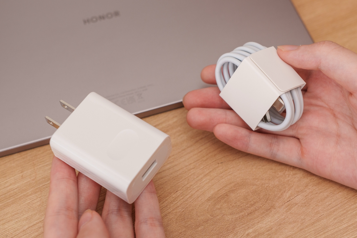 Bộ sạc và cáp đi kèm trong hộp. Nâng cấp lớn nhất của X8b là pin dung lượng 10.100 mAh, cao hơn gần 2.000 mAh so với bản tiền nhiệm trong khi độ mỏng máy vẫn giữ nguyên. Theo công bố của nhà sản xuất, pin khi xem video liên tục là 22 tiếng, 123 tiếng phát nhạc liên tục hoặc ở chế độ chờ tới 97 ngày. Trong điều kiện sử dụng thực tế, máy có thể phát video YouTube liên tục khoảng hơn 16 tiếng và dùng thông thường như kết hơp nghe nhạc, xem phim, đọc tin tức và mạng xã hội là khoảng gần 20 tiếng. Đối thủ trực tiếp của Honor Pad X8b là Oppo Pad SE cũng mới bán tại Việt Nam hoặc Huawei MatePad SE. Tablet của Honor có ưu điểm lớn về thời lượng pin so với cả hai trong khi cấu hình nhỉnh hơn một chút so với Oppo.