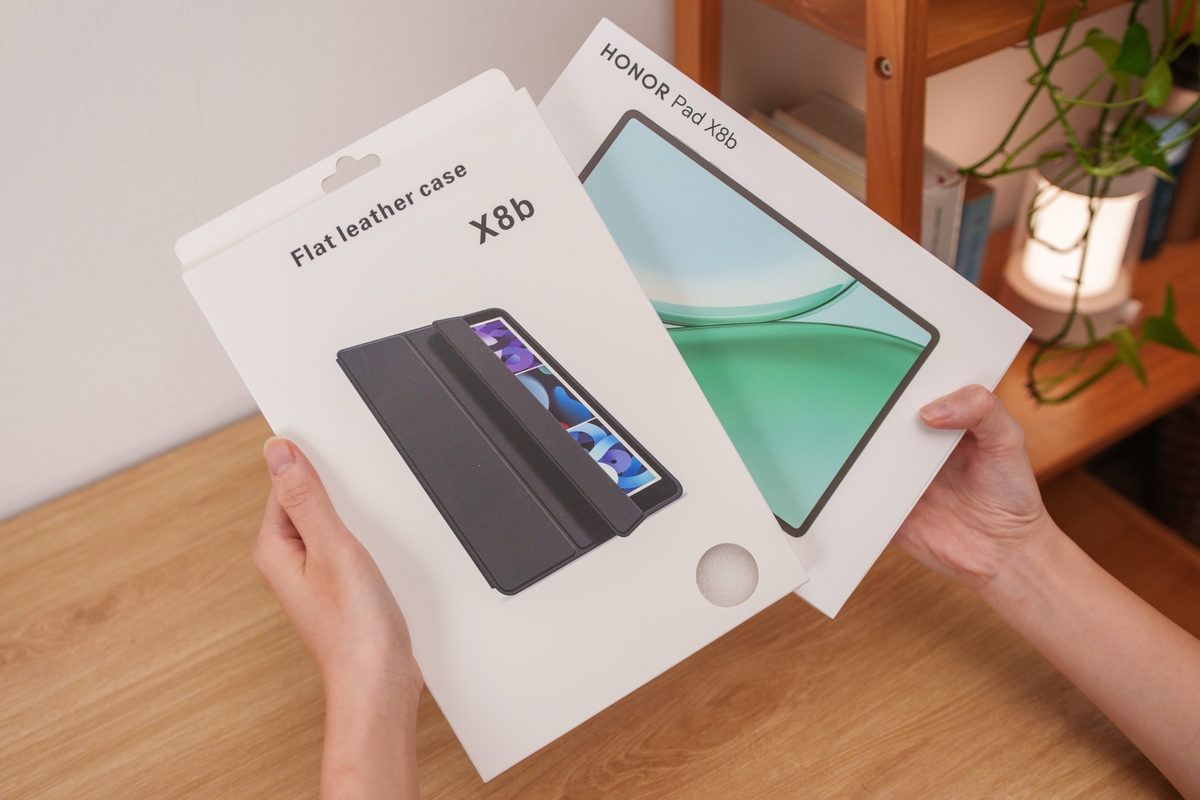 Tablet mới của Honor và bao da đi kèm có khả năng gập mở làm dock khi sử dụng trên mặt bàn. Pad X8b có phần cứng gồm chip Snapdragon 680, RAM 4GB, bộ nhớ trong 128GB có thể mở rộng với khe cắm thẻ microSD. Cấu hình này tương tự X8a nhưng cho cảm giác dùng mượt mà hơn nhờ giao diện người dùng mới MagicOS 10 dựa trên Android 16 thay thế cho MagicOS 9. Sản phẩm cũng có thêm tính năng dành riêng cho máy tính bảng như App Extender để hỗ trợ đa nhiệm.