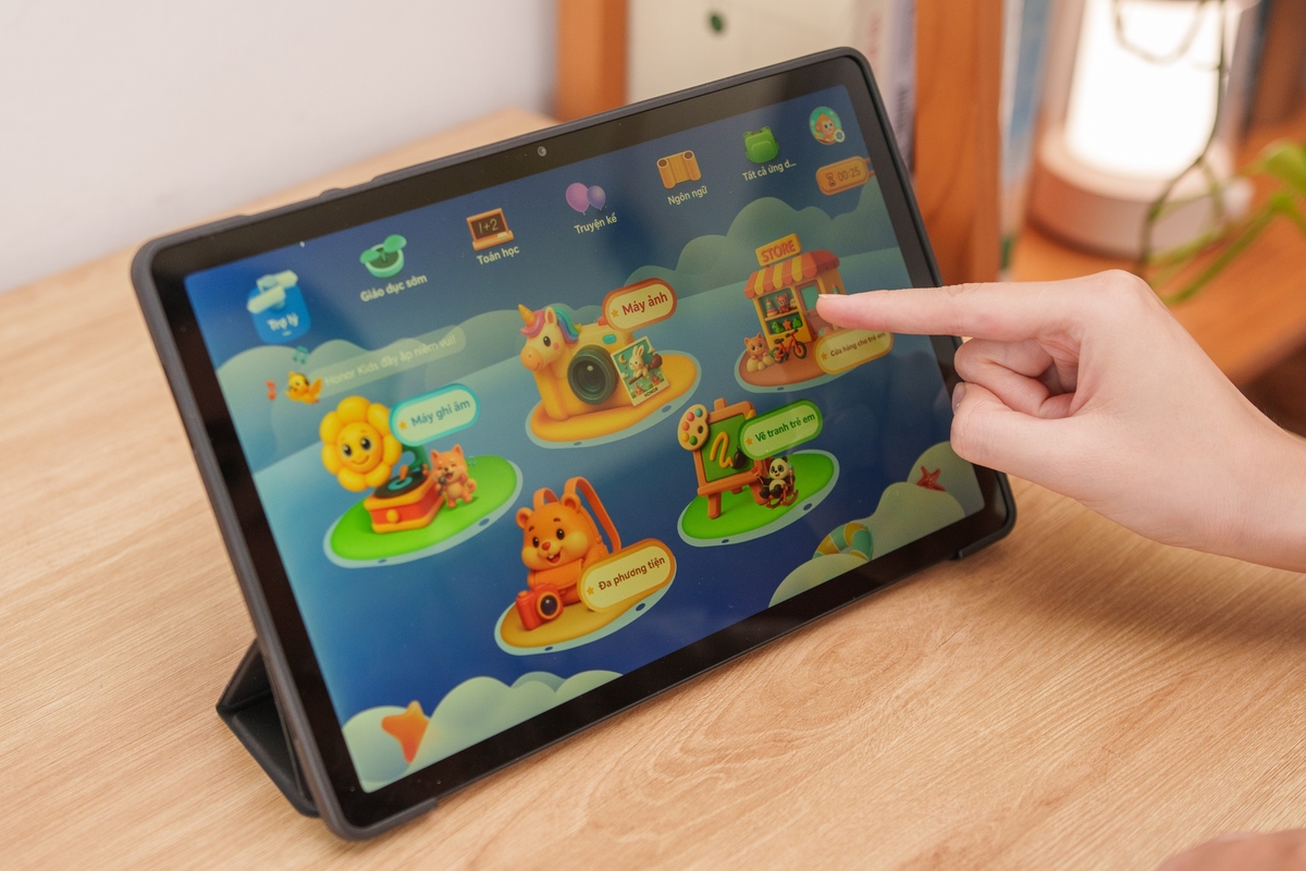 Tablet mới của Honor và bao da đi kèm có khả năng gập mở làm dock khi sử dụng trên mặt bàn. Pad X8b có phần cứng gồm chip Snapdragon 680, RAM 4GB, bộ nhớ trong 128GB có thể mở rộng với khe cắm thẻ microSD. Cấu hình này tương tự X8a nhưng cho cảm giác dùng mượt mà hơn nhờ giao diện người dùng mới MagicOS 10 dựa trên Android 16 thay thế cho MagicOS 9. Sản phẩm cũng có thêm tính năng dành riêng cho máy tính bảng như App Extender để hỗ trợ đa nhiệm.