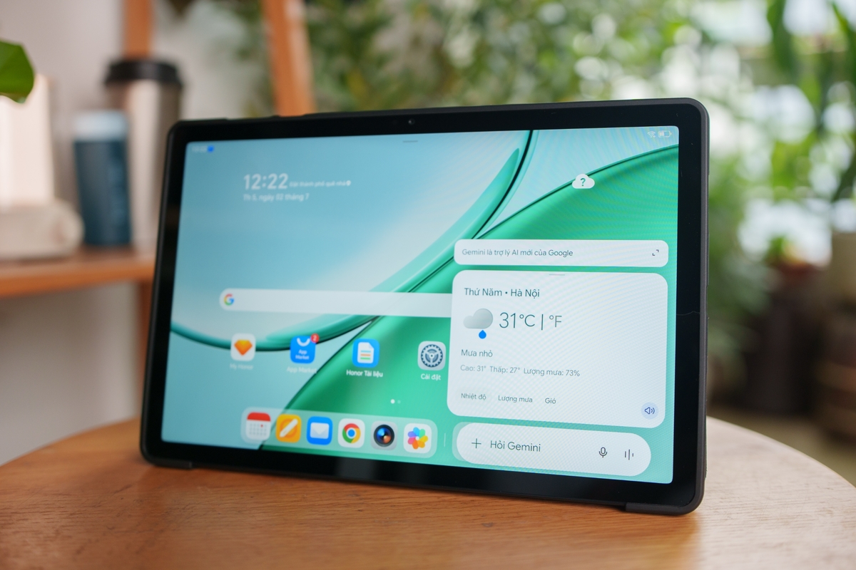 Màn hình kích thước 11 inch độ phân giải Full HD+ (1.920 x 1.200 pixel), tần số quét 90 Hz giống X8a nhưng nâng cấp độ sáng cao hơn lên mức 500 nit. Điều này giúp máy đỡ bị lóa đáng kể khi sử dụng ngoài trời so với bản tiền nhiệm. X8b có chứng chỉ bảo mật DRM cao nhất của Google là Widevine L1, cho phép xem Netflix và YouTube ở độ phân giải tối đa màn hình hỗ trợ là Full HD.
