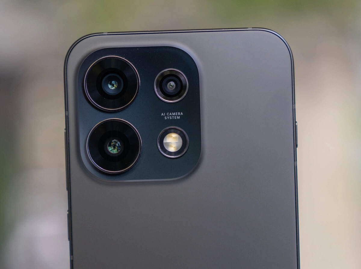 Thông số camera không thay đổi nhiều so với thế hệ trước. Trong đó, Reno 16 nâng camera góc siêu rộng lên 50 megapixel tương đương camera chính và tele, thay cho cảm biến 8 megapixel của thế hệ trước. Bản Pro có camera chính 200 megapixel, hai ống tele và siêu rộng tương tự Reno 15. Còn mẫu 16F thay camera macro 2 megapixel bằng ống kính tele 50 megapixel, camera chính 50 megapixel và góc siêu rộng 8 megapixel. Camera trước của cả ba đều có độ phân giải 50 megapixel với ống kính cải tiến cho góc chụp 100 độ (0.6x).