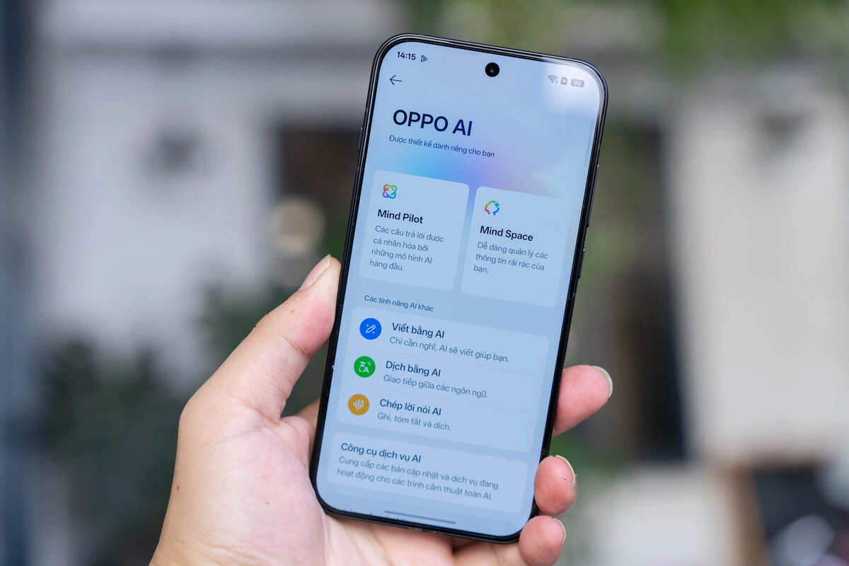 Máy chạy ColorOS 16 mới nhất, với bộ công cụ AI tinh giản. Bên cạnh các tính năng đã có trước đó như tóm tắt, dịch thuật, ghi âm hay AI Mind Space, trên dòng Reno 16 có thêm AI Mind Pilot gợi ý mô hình AI phù hợp nhất cho từng công việc và cho phép so sánh song song các câu trả lời, giúp người dùng tìm ra lựa chọn tối ưu. Máy cũng lần đầu được trang bị Snap Key giống dòng Find cao cấp, giúp truy cập nhanh các tính năng hay sử dụng.