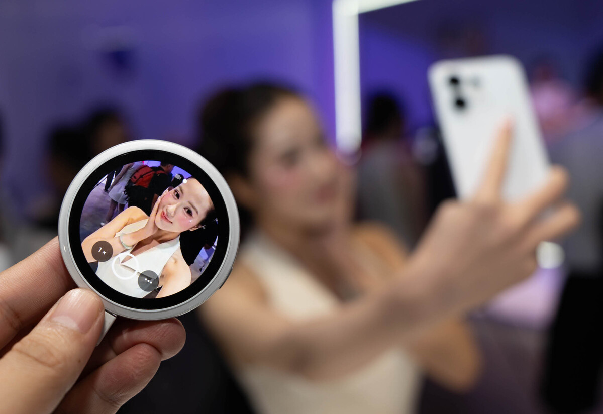 Trong lần ra mắt dòng Reno 16, Oppo cũng trình làng phụ kiện Bubble. Người dùng có thể gắn vào mặt lưng smartphone bằng cơ chế hít từ tính tương tự MagSafe của Apple. Sản phẩm có thiết kế hình tròn nhỏ gọn với màn hình AMOLED tích hợp, hoạt động như một màn hình phụ hiển thị hình ảnh từ camera điện thoại để chụp selfie bằng camera sau, hoặc sử dụng như điều khiển từ xa để chụp ảnh với khoảng cách tối đa 10 m. Ngoài hỗ trợ chụp ảnh, người dùng có thể gắn Bubble vào móc khóa, dây đeo để hiển thị hình ảnh, màu sắc, văn bản mà mình thích.