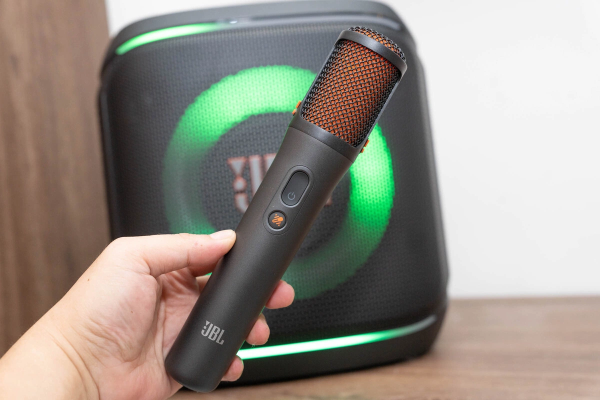 Bên cạnh tách lời, EasySing đi kèm hai tính năng hỗ trợ người hát là High-Pitch Enhancement (Tăng cường dải âm cao) và Natural Reverb (Vang tự nhiên). High-Pitch Enhancement tự động nhận diện và trợ lực cho người hát ở những nốt cao, giúp giọng không bị phô, hụt hơi. Trong khi đó, hiệu ứng Natural Reverb mang lại độ vang mềm mại, thật hơn thay vì tiếng vang điện tử của các dòng loa karaoke phổ thông. Hai micro kèm theo cũng được cải tiến với nút bấm kích hoạt chế độ AI Vocal Removal tích hợp ngay trên thân. Thuật toán chống hú giúp người dùng có thể đứng gần loa mà không gặp tình trạng tiếng rít chói tai. Bộ đôi micro vẫn sử dụng pin tích hợp và sạc qua cổng USB-C cho thời gian sử dụng đến 10 tiếng. Tuy nhiên, nhược điểm của micro là khi hết pin, người dùng phải đợi sạc lâu, không thuận tiện bằng các mẫu dùng pin AA.