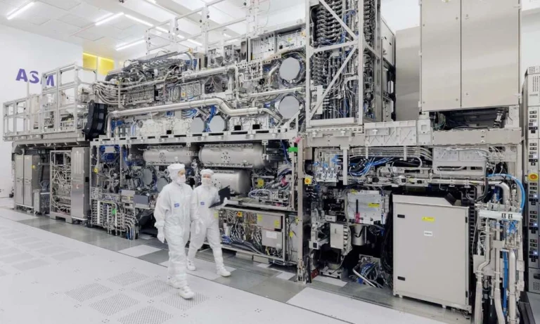 Intel xuất xưởng lô chip đầu tiên từ cỗ máy 380 triệu USD