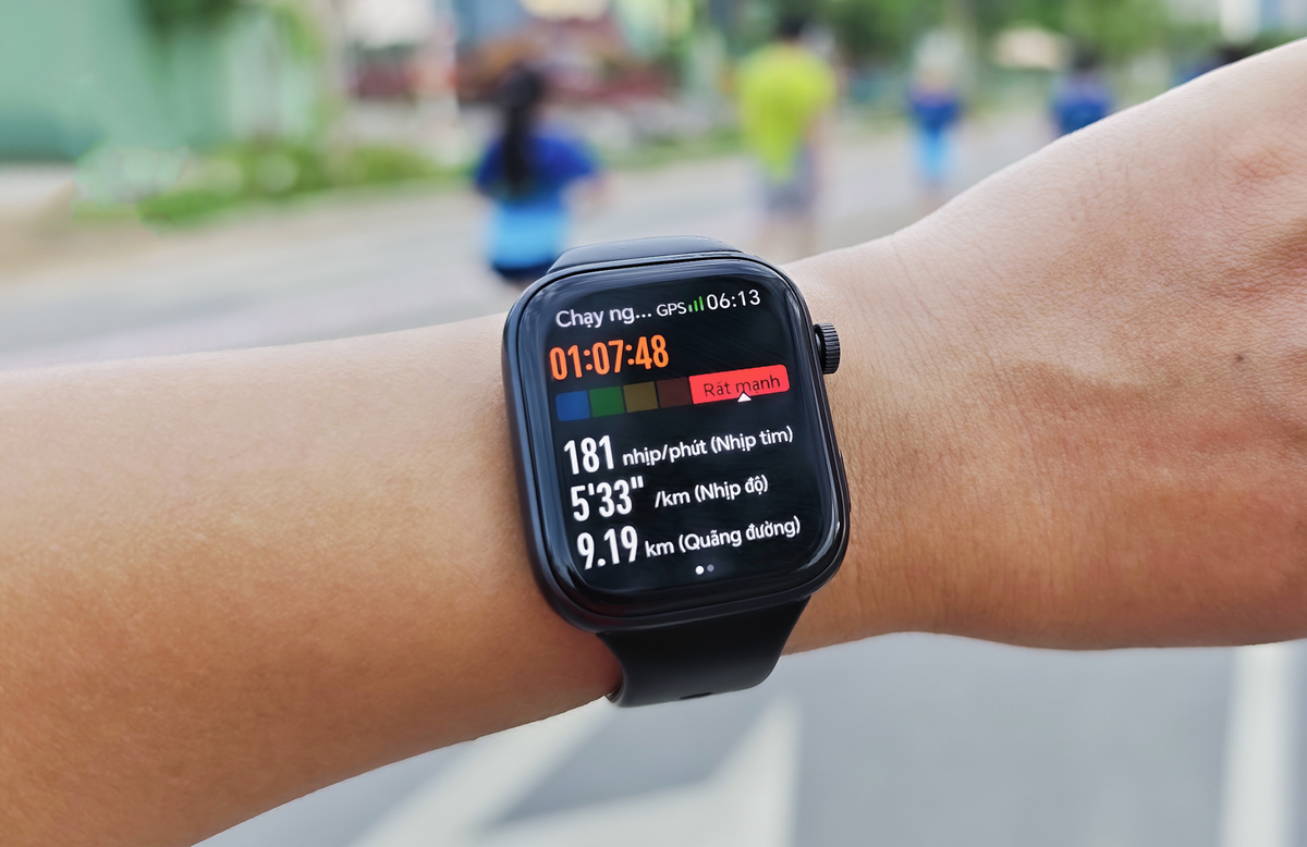 Tuy nhiên, Honor cũng không đưa vào nhiều tính năng vốn cần thiết trên smartwatch, chẳng hạn GPS độc lập, NFC hay hệ điều hành RTOS bị giới hạn về kho ứng dụng. Khi ghi lại quãng đường chạy hoặc đạp xe, Watch X5i phải sử dụng GPS của điện thoại, đồng nghĩa người dùng cần mang theo smartphone nếu muốn lưu bản đồ hoặc quãng đường chính xác. Ngoài ra, việc gọi điện khá rõ ràng, nhưng trả lời tin nhắn còn hạn chế do đồng hồ chỉ hỗ trợ thao tác cơ bản thay vì nhập nội dung trực tiếp bằng bàn phím hoặc giọng nói.