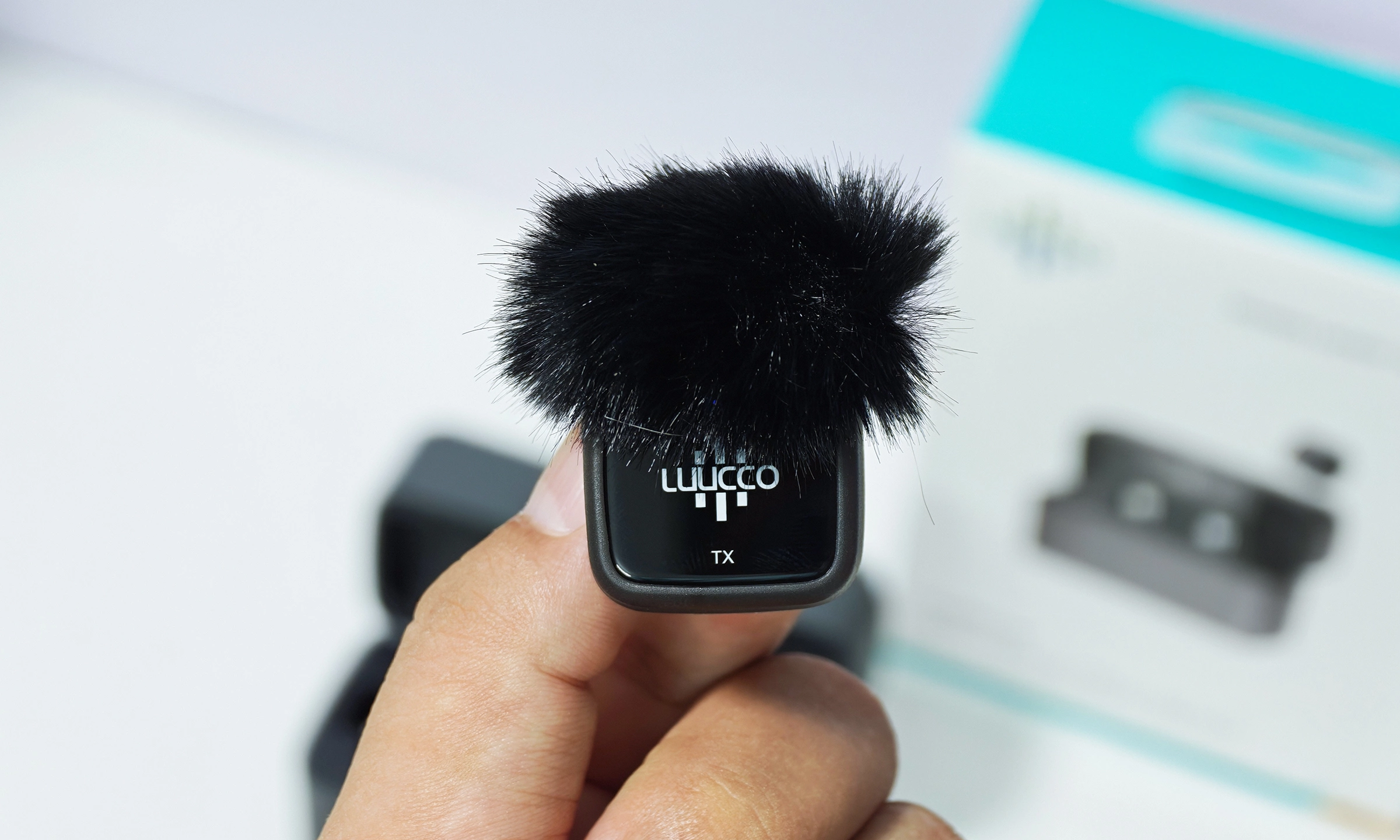 Hai transmitter có thiết kế vuông vắn, chỉ 9 gram mỗi chiếc, đi kèm kẹp, nam châm khá gọn nhẹ, có thể giấu bên trong cổ áo. LuuCco cũng trang bị hai lọc gió để sử dụng trong môi trường phức tạp, chẳng hạn có tiếng ồn hoặc nơi nhiều xe cộ. Cả hai kết nối receiver thông qua băng tần 2,4 GHz, hỗ trợ thu âm ở mức 48 kHz/24-bit - yếu tố thường thấy trên micro phân khúc tầm trung. Trong khi đó, các mẫu cao cấp hiện chuyển sang 32-bit float để tránh hiện tượng vỡ tiếng khi người nói bất ngờ hét lớn hoặc thay đổi âm lượng đột ngột.