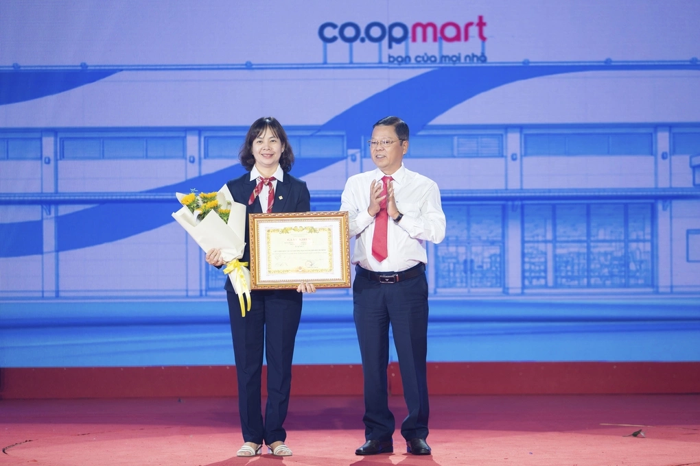 Liên minh Hợp tác xã Việt Nam trao bằng khen, ghi nhận những đóng góp của Saigon Co.op đối với sự phát triển của kinh tế hợp tác và hệ thống bán lẻ Việt Nam. Ảnh: Saigon Co.op