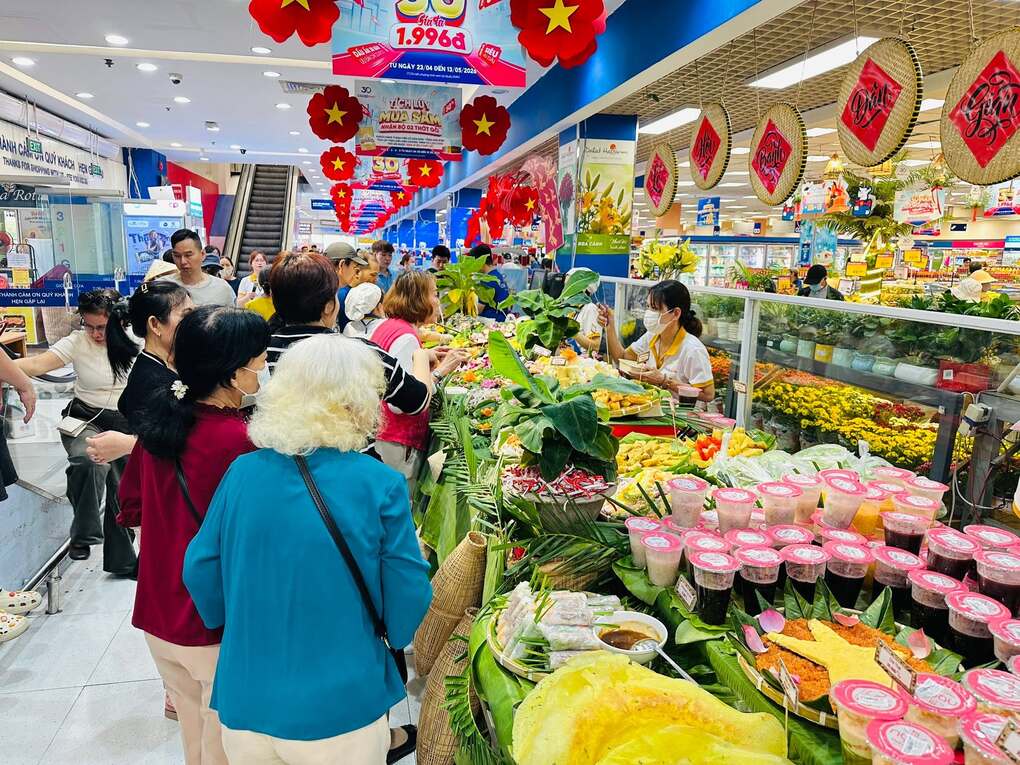Lễ hội bánh dân gian quy tụ nhiều đặc sản truyền thống. Ảnh: Saigon Co.op