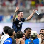 Messi làm HLV trên sân, phá chiến thuật Anh như thế nào?