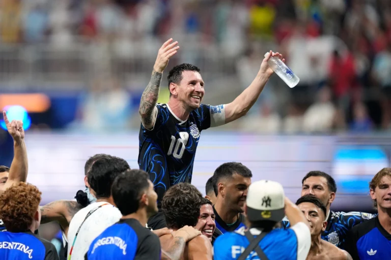 Messi làm HLV trên sân, phá chiến thuật Anh như thế nào?
