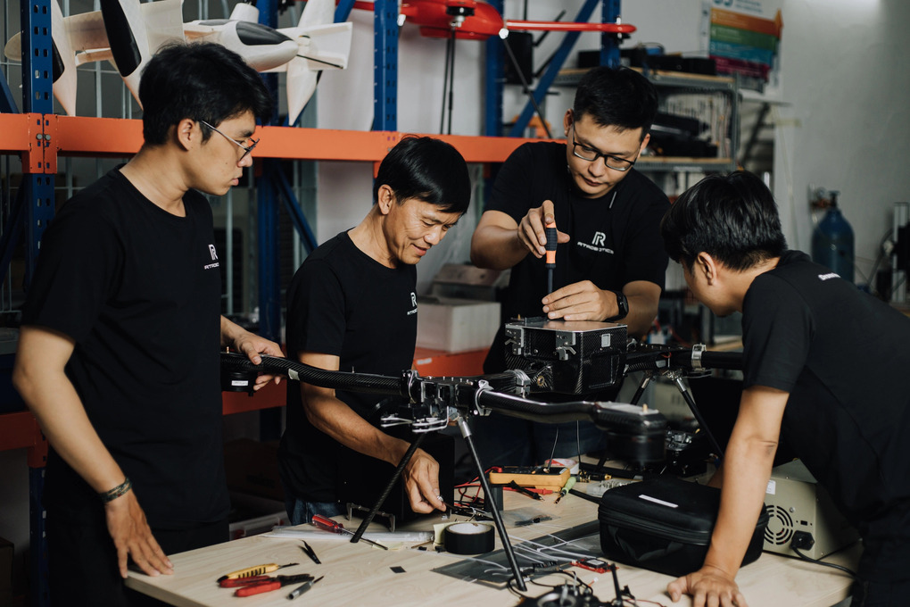 Ông Lương Việt Quốc (thứ 2 từ trái) cùng các kỹ sư phát triển Hera. Ảnh:Thy Nguyễn