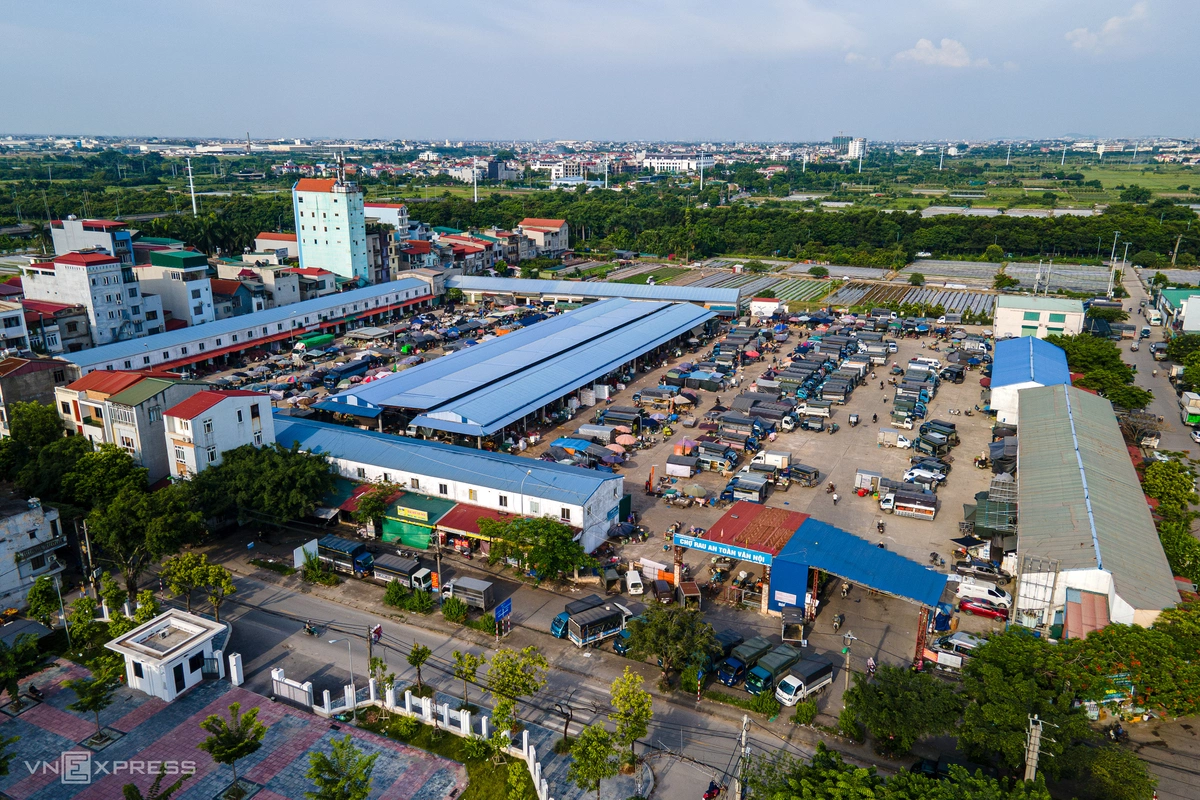Dù đô thị hóa nhanh, nông nghiệp vẫn là thế mạnh của Phúc Thịnh với nhiều mô hình nông nghiệp công nghệ cao và nông nghiệp đô thị. Trong ảnh là chợ đầu mối Vân Nội (thôn Ba Chữ), một trong những điểm tập kết, giao thương nông sản lớn của khu vực, cung cấp rau, củ, quả cho Hà Nội và các địa phương lân cận.