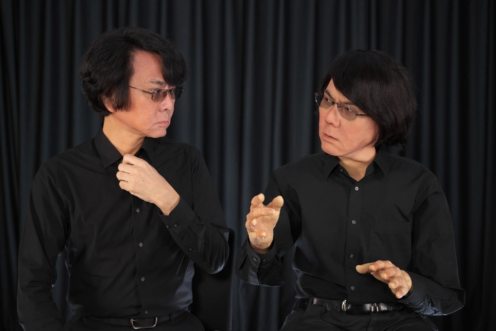 Robot hình người Geminoid HI-6 (phải) là bản sao cơ khí của giáo sư Hiroshi Ishiguro (trái). Ảnh: Ishiguro Lab