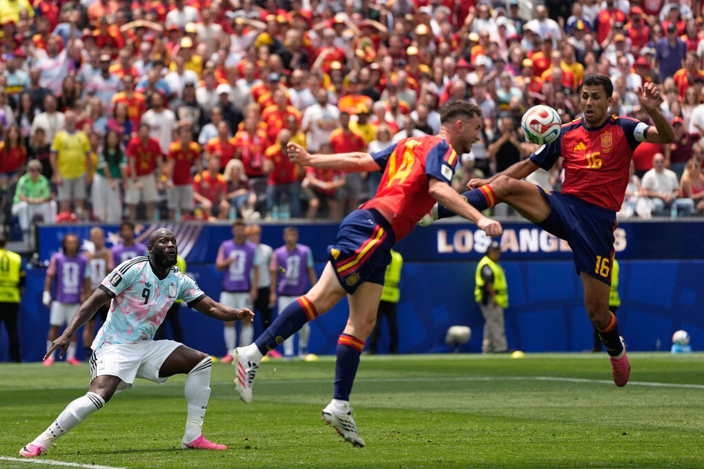 Laporte (14) đánh đầu phá bóng, đưa bóng chạm tay Rodri (16) trước sự chứng kiến của Romelu Lukaku (9) trong trận Tây Ban Nha thắng Bỉ 2-1 ở tứ kết World Cup 2026 trên sân SoFi, thành phố Inglewood, bang California, Mỹ ngày 10/7. Ảnh: AP