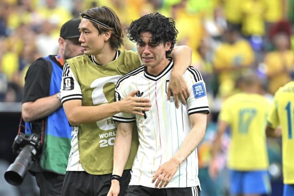Tiền vệ Nhật Bản Ao Tanaka (áo trắng) khóc sau khi thua Brazil 1-2 ở vòng 1/16 World Cup 2026 trên sân Houston ở Mỹ ngày 29/6/2026. Ảnh: JMPA