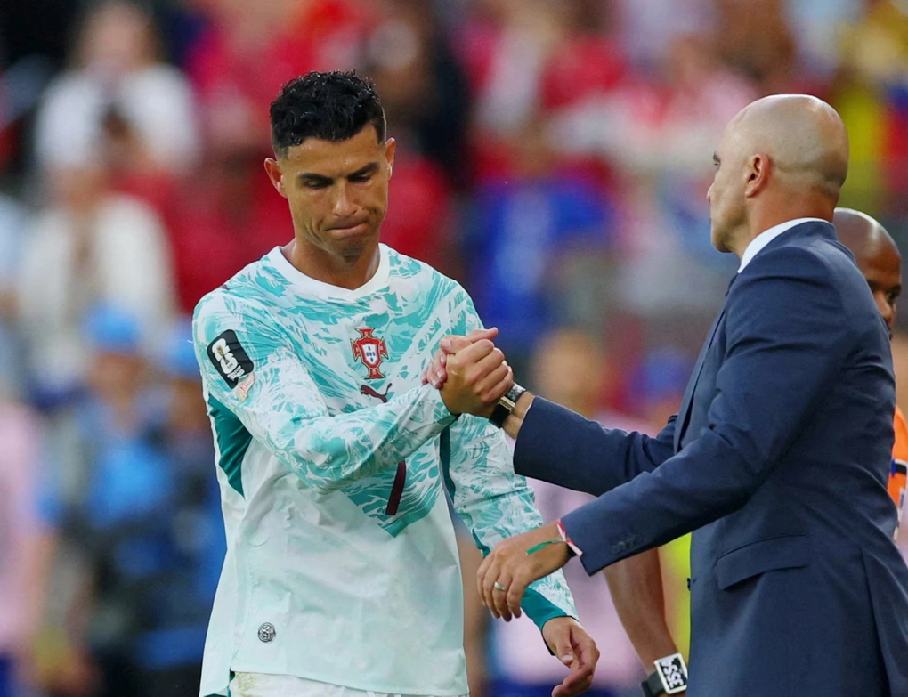 HLV Roberto Martinez bắt tay Ronaldo sau khi cầu thủ này được thay ra ở phút 81 trong trận Bồ Đào Nha – Croatia ở vòng 1/16 World Cup 2026 trên sân BMO Field, Toronto, Canada ngày 2/7/2026. Ảnh: Reuters