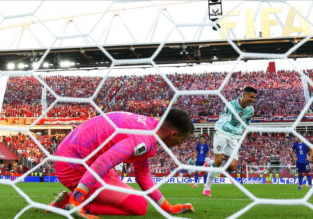 Khoảnh khắc Ronaldo hạ gục thủ thành Livakovic trên chấm penalty gỡ hòa 1-1 trong trận Bồ Đào Nha – Croatia ở vòng 1/16 World Cup 2026 trên sân BMO Field, Toronto, Canada ngày 2/7/2026. Ảnh: Reuters