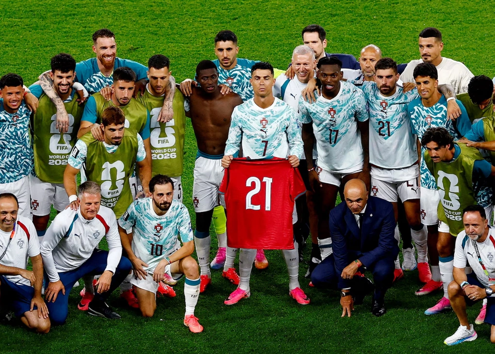 Ronaldo (cầm áo) và các đồng đội lẫn ban huấn luyện chụp chung một bức ảnh cùng áo đấu số 21 của cố cầu thủ Diogo Jota sau trận Bồ Đào Nha – Croatia ở vòng 1/16 World Cup 2026 trên sân BMO Field, Toronto, Canada ngày 2/7/2026. Ảnh: Reuters