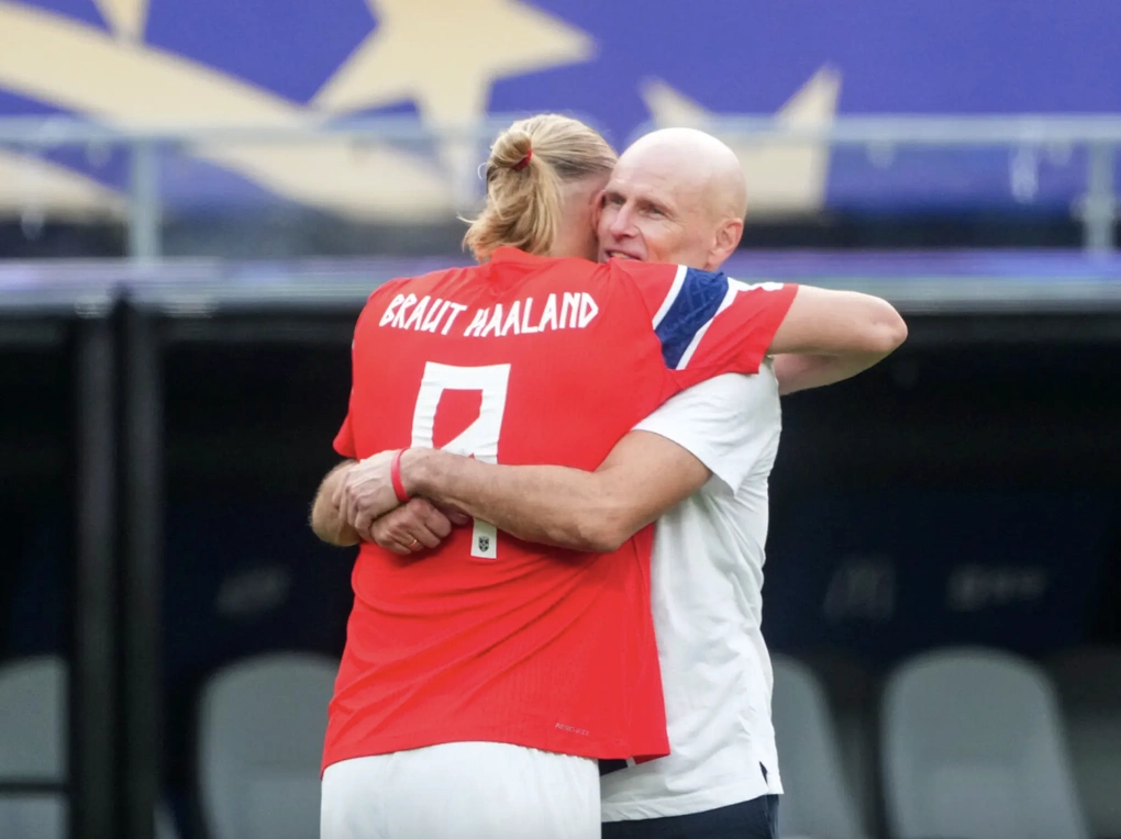 HLV Stale Solbakken (phải) ôm Erling Haaland sau trận Na Uy thắng Brazil 2-1 ở vòng 1/16 World Cup 2026. Ảnh: Dagbladet
