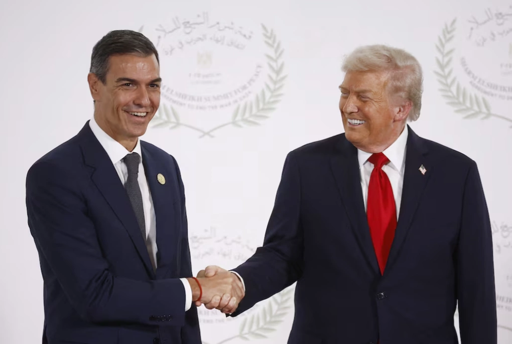 Tổng thống Mỹ Donald Trump và Thủ tướng Tây Ban Nha Pedro Sanchez tại Ai Cập tháng 10/2025. Ảnh: Reuters