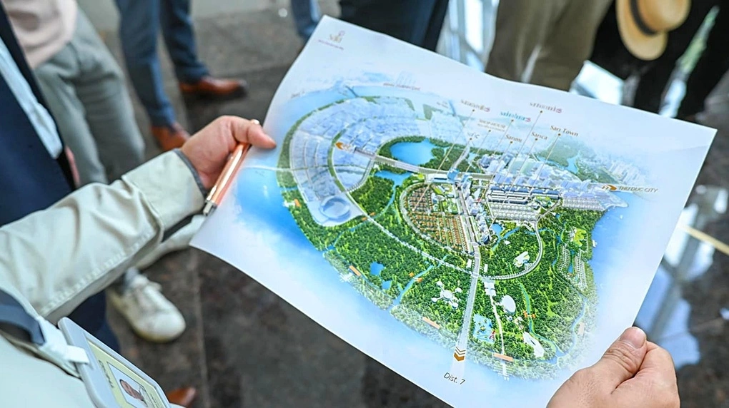 Nhà đầu tư xem sơ đồ phối cảnh khu đô thị Sala của Đại Quang Minh. Ảnh: Thaco