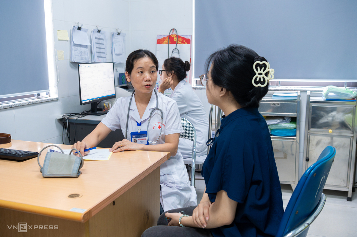 Để đáp ứng nhu cầu chăm sóc sức khỏe của hơn 100.000 dân, Thư Lâm duy trì mạng lưới 7 trạm y tế tại các khu vực Đông Anh, Uy Nỗ, Việt Hùng, Xuân Nộn, Vân Hà, Liên Hà và Thụy Lâm. Các cơ sở đảm nhiệm khám chữa bệnh ban đầu, chăm sóc sức khỏe cộng đồng và triển khai các chương trình y tế dự phòng. Địa phương cũng tăng cường giám sát dịch tễ, chủ động phòng chống bệnh truyền nhiễm, góp phần bảo đảm sức khỏe người dân trong bối cảnh đô thị hóa và dân số cơ học gia tăng.