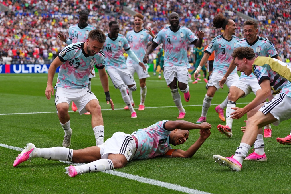 Youri Tielemans mừng bàn nâng tỷ số lên 3-2 cho Bỉ trong trận gặp Senegal ở vòng 1/16 World Cup 2026 trên sân Seattle, Mỹ ngày 1/7. Ảnh: AP